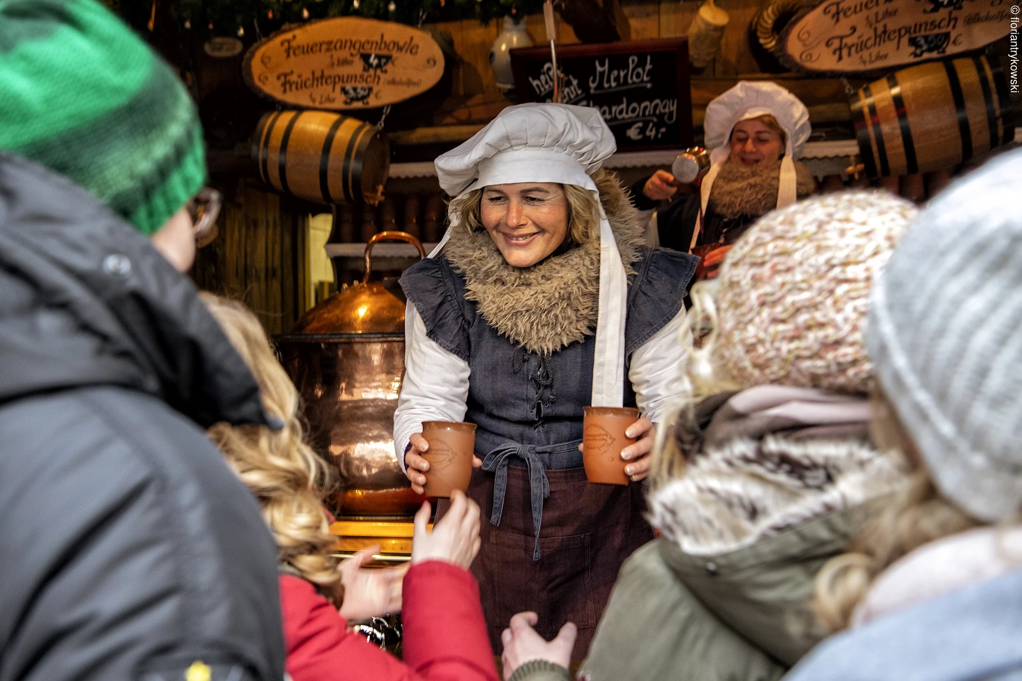 Erlangen15449555 gruppenfoto entgegenahme feuerzangenbowle 131218 etm florian trykowski