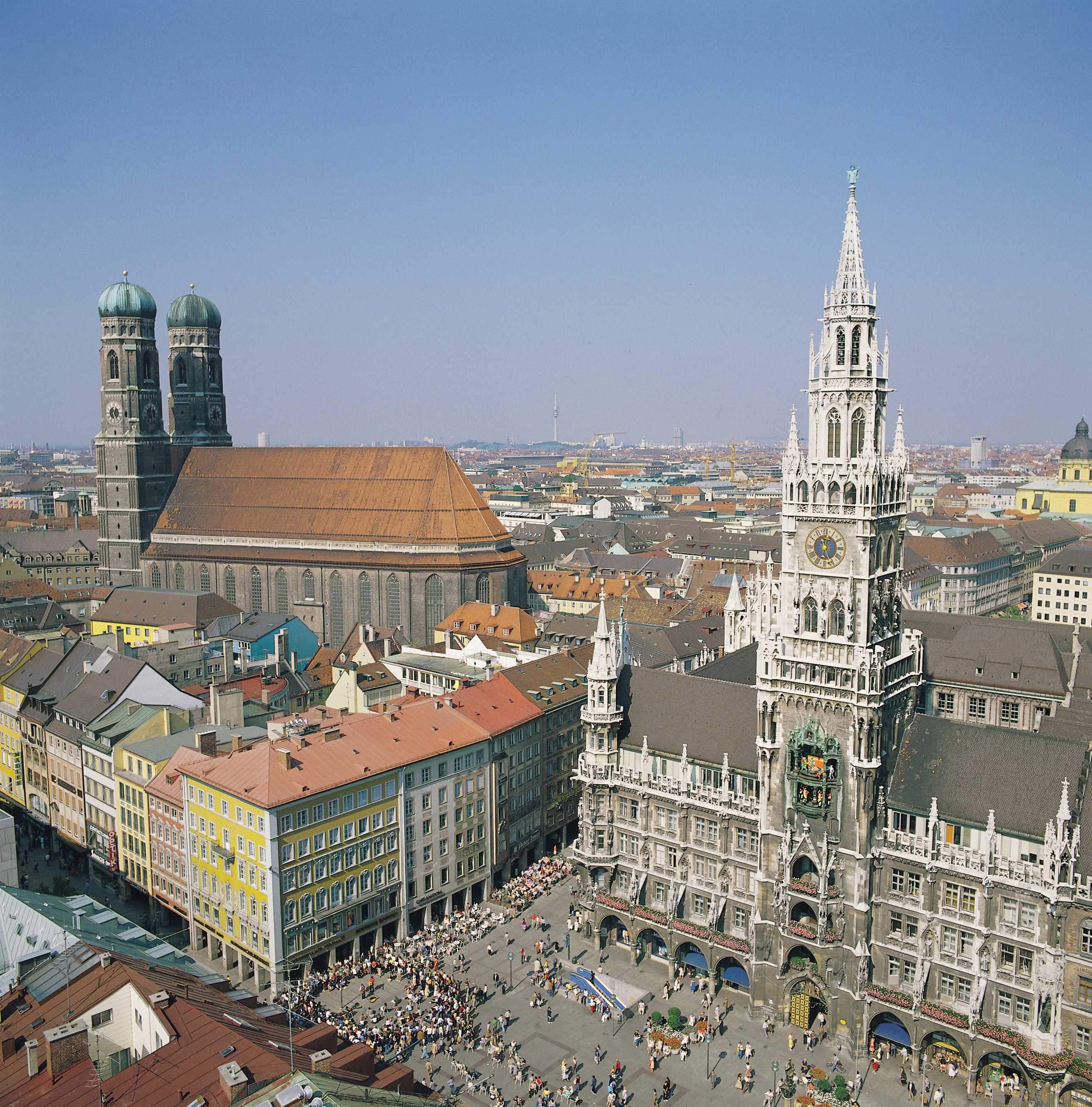 Münchnen Marienplatz mit Neuem Rathaus und Frauenkirche München Tourismus Christl Reiter
